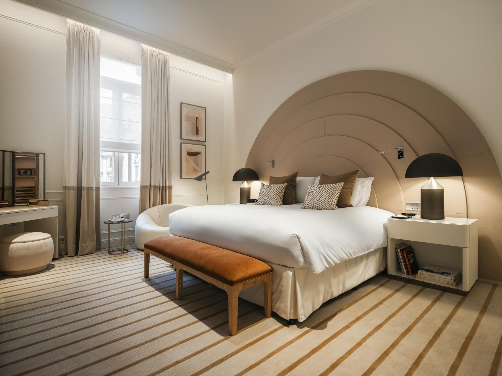 Suite Opera med king-size-seng, separat stue og spiseplass – utsikt over Waterloo Place
